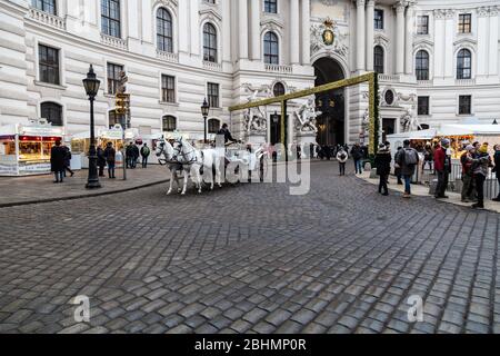 Vienna, Austria - 16 dicembre 2019: Artisti e venditori vendono regali bellissimi ai clienti ai mercatini di Natale di Vienna, Austria. Foto Stock