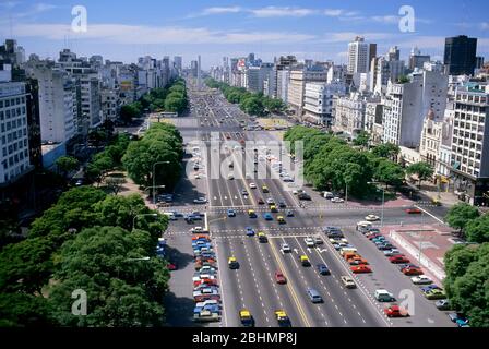 Avenida 9 de Julio, Buenos Aires, Argentina, prima che le corsie del Metrobus fossero installate nel mezzo del viale Foto Stock