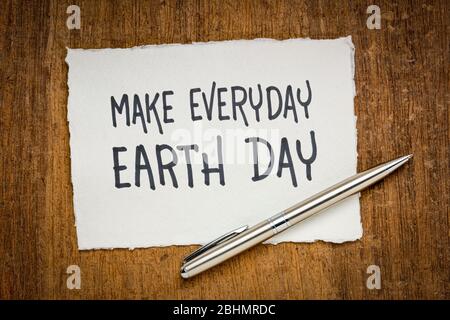 fai la nota ispiratrice del giorno della terra di tutti i giorni - scrittura a mano su carta straccio bianca su sfondo papiro scuro, concetto ambientale Foto Stock