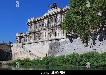 ROMA - OTTOBRE 2011: Il Palazzo di Giustizia, sede della Corte Suprema d'Italia, visto dal Tevere. Foto Stock