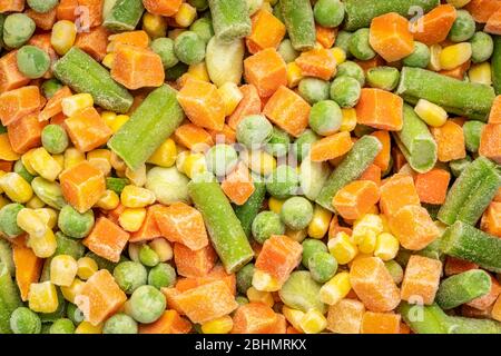 primo piano e struttura di medley di verdure surgelate - carote, piselli, fagioli verdi, mais e fagioli lima bambino Foto Stock