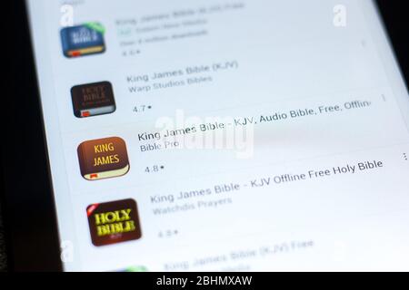 Ryazan, Russia - 03 maggio 2018: Icona della Bibbia di King James nella lista delle app mobili sul display del tablet PC Foto Stock