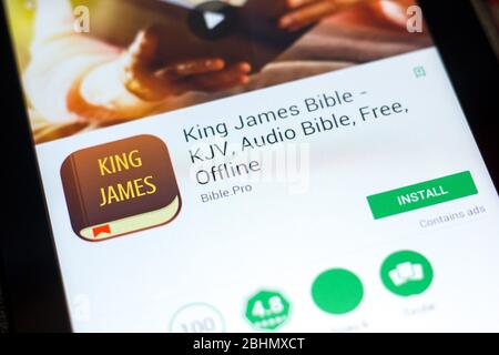 Ryazan, Russia - 03 maggio 2018: King James Bible app mobile sul display del tablet PC Foto Stock