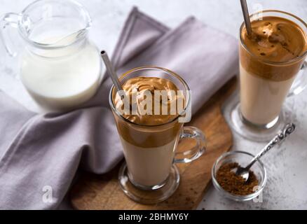 Caffè coreano Dalgon con latte e caffè istantaneo su sfondo chiaro. Messa a fuoco selettiva Foto Stock