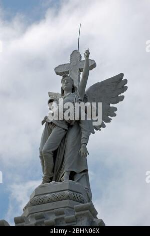 Scultura di un angelo che porta in cielo un pompiere caduto. Particolare del monumento ai vigili del fuoco, il Monumento a los Bomberos in Christopher col dell'Avana Foto Stock