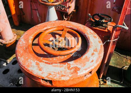 tondo rosso vecchio arrugginito dettagli di vecchia nave antincendio Foto Stock