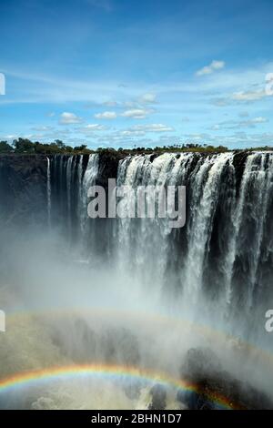 Cascate Vittoria o 'mosi-oa-Tunya' (il fumo che Thunders), e arcobaleno, fiume Zambesi, confine Zimbabwe / Zambia, Africa Meridionale Foto Stock