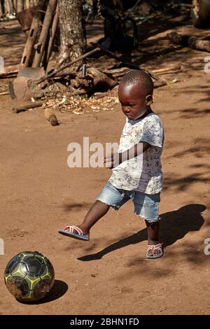 Piccolo football americano ragazzo africano, vicino Matetsi, Zimbabwe, Africa Foto Stock