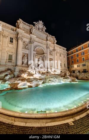 La famosa Fontana di Trevi a Roma di notte senza persone Foto Stock