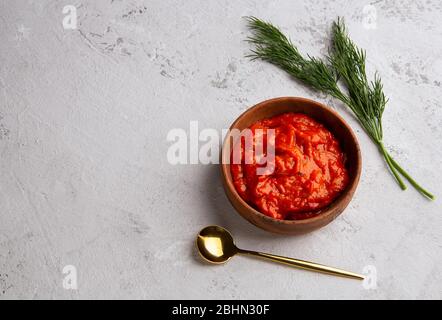 Caviale di verdure Ajvar dal peperone su uno sfondo chiaro. Cucina balcanica. Spazio di copia Foto Stock