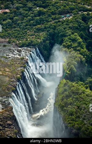 Cascate Vittoria o 'mosi-oa-Tunya' (il fumo che Thunders), e fiume Zambesi, Zimbabwe / confine Zambia, Africa Meridionale - aereo Foto Stock