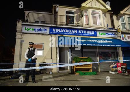 La polizia partecipa alla scena di Aldborough Road North, Ilford, Londra est, dove una bambina e un ragazzo di tre anni sono stati uccisi mentre un uomo di 40 anni è stato trovato ferito e portato in ospedale. Foto Stock