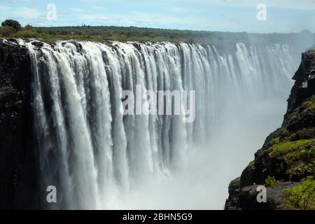 Victoria Falls o 'Mosi-oa-Tunya' (il fumo che tuona), e il fiume Zambesi, Zimbabwe / confine Zambia, Sud Africa Foto Stock