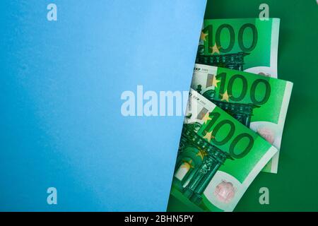 Denaro contante su sfondo colorato, ventilatore di 100 euro fatture su sfondo a colori, copia spazio per voi testo Foto Stock