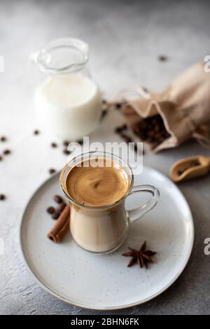 Caffè Dalgona. Bevanda ghiacciata cremosa frizzante con crema di caffè e latte. Drink alla moda durante il Covid-19 città chiusa e auto quarantena, sta Foto Stock