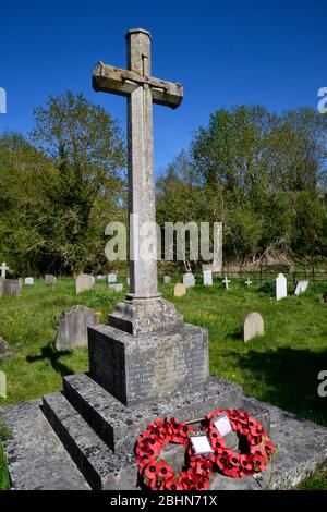 Monumento ai caduti con croce e corona di papaveri, nel cortile della chiesa di Santa Maria e San Nicola, Saunderton, Buckinghamshire, Regno Unito Foto Stock