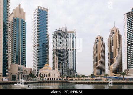 Dubai, Emirati Arabi Uniti - Dicembre, 2019: Dubai Marina canale e passeggiata in bella giornata estiva Foto Stock