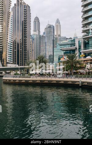 Dubai, Emirati Arabi Uniti - Dicembre, 2019: Dubai Marina canale e passeggiata in bella giornata estiva Foto Stock