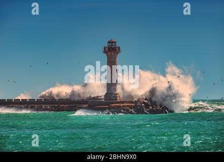 Onde che si schiantano sul faro Foto Stock