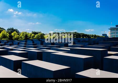 Berlino, Germania - il monumento commemorativo dell'Olocausto a berlino, la gente visita il monumento in memoria dello sterminio degli ebrei durante la seconda guerra mondiale Foto Stock