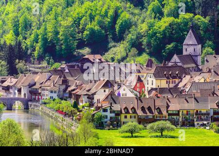 Vista elevata di Saint Ursanne affascinante piccola città con carattere medievale, Canton Giura, Svizzera. Foto Stock