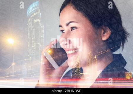 Telecomunicazioni e comunicazione 5G concetto di rete, doppia esposizione di business Donna sta utilizzando smartphone per le chiamate comunicate e città urbana Foto Stock