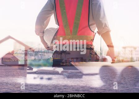 Doppia esposizione di tecnico in apparecchiature di sicurezza su spedizione Terminal industria sfondo, tecnico operatore di movimentazione container spedizione Freig Foto Stock