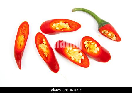 Tagliare red hot chili peppers capsicum su sfondo bianco Foto Stock