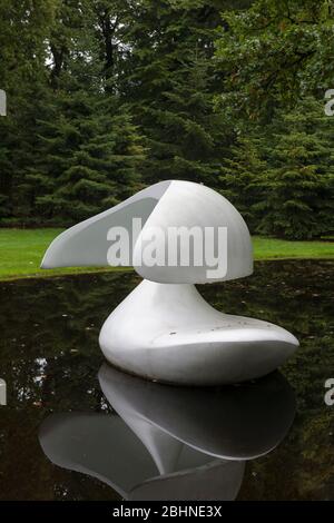 'Scultura galleggiante, Otterlo', 1960-61, di Marta Pan, Kröller-Müller Sculpture Garden, De Hoge Veluwe National Park, Gelderland, Olanda Foto Stock