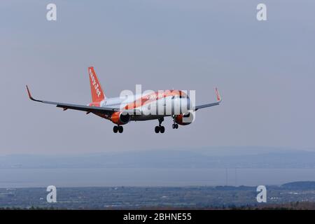 Un aeroplano easyJet che arriva all'aeroporto di Bristol, Inghilterra, Regno Unito Foto Stock