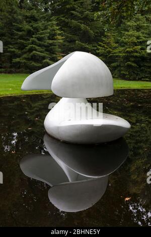 'Scultura galleggiante, Otterlo', 1960-61, di Marta Pan, Kröller-Müller Sculpture Garden, De Hoge Veluwe National Park, Gelderland, Olanda Foto Stock