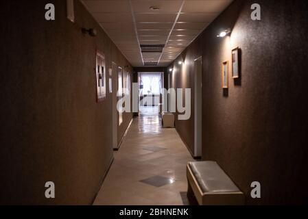 Corridoi vuoti della clinica, con le luci spente. Foto Stock