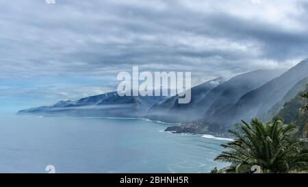 Madeira Seixal costa sotto un bel cielo drammatico con nuvole e misti, mai visto altrove. Foto Stock