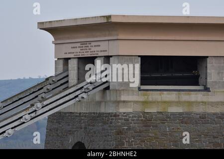 La scritta sulla parte superiore di una delle torri sul ponte sospeso Clifton a Bristol, Inghilterra, Regno Unito Foto Stock