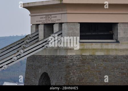 La scritta sulla parte superiore di una delle torri sul ponte sospeso Clifton a Bristol, Inghilterra, Regno Unito Foto Stock