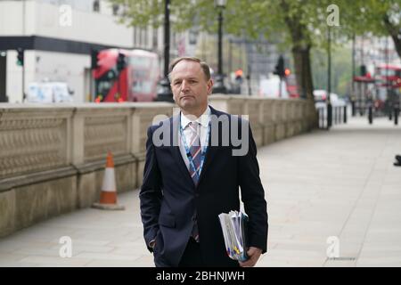 Sir Simon Stevens, Direttore Generale del Servizio sanitario Nazionale in Inghilterra, a Whitehall il giorno in cui il primo Ministro tornò a lavorare a Downing Street per la prima volta da quando fu ricoverato in ospedale con il coronavirus. Foto Stock