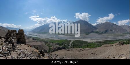 Panorama del fiume Panj nel Corridoio di Wakhan al confine tra Tagikistan e Afghanistan con alte montagne al Forte Yamchun. Foto Stock