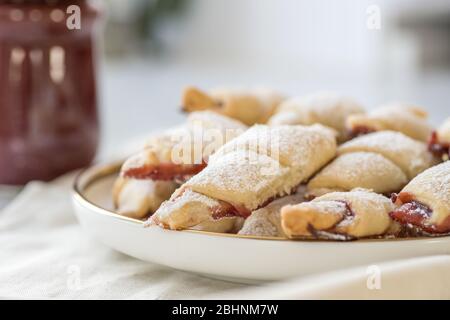 Biscotti appena sfornati, bagel con marmellata da utilizzare nelle illustrazioni delle ricette. Foto Stock