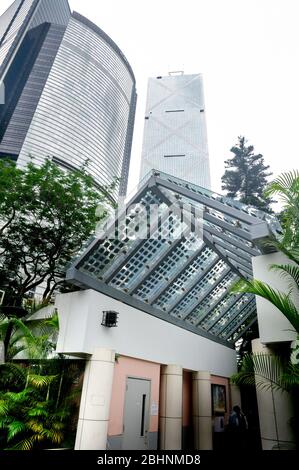 Ingresso al Parco Naturale di Hong Kong con l'edificio della Bank of China e la Torre Citibank sullo sfondo Foto Stock