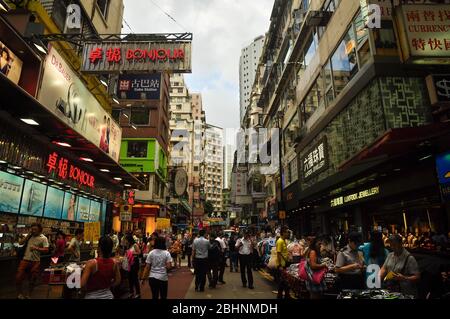 Giugno, 7 / 2013 - Hong Kong: La vita vibrante della città con persone incidentali che hanno shopping а nel quartiere di Mongkok. Foto Stock