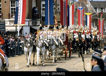 Scorta reale per la Regina Elisabetta HM e il Re Olav della Norvegia a Windsor High Street fuori dal Castello di Windsor, Inghilterra. Il re Olav V di Norvegia era in visita Foto Stock