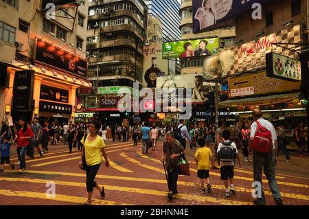 Giugno, 7 / 2013 - Hong Kong: La vita vibrante della città con persone incidentali che hanno shopping а nel quartiere di Mongkok. Foto Stock