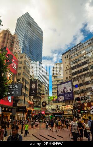 Giugno, 7 / 2013 - Hong Kong: La vita vibrante della città con persone incidentali che hanno shopping а nel quartiere di Mongkok. Foto Stock