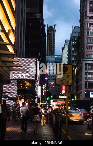 Giugno, 7 / 2013 - Hong Kong: La vita vibrante della città con persone incidentali che hanno shopping а nel quartiere di Mongkok. Foto Stock