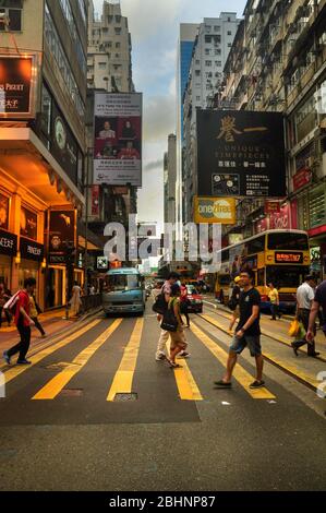 Giugno, 7 / 2013 - Hong Kong: La vita vibrante della città con persone incidentali che hanno shopping а nel quartiere di Mongkok. Foto Stock