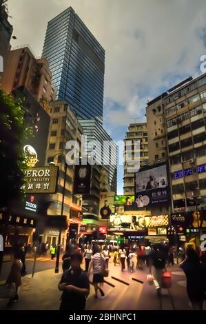 Giugno, 7 / 2013 - Hong Kong: La vita vibrante della città con persone incidentali che hanno shopping а nel quartiere di Mongkok. Foto Stock