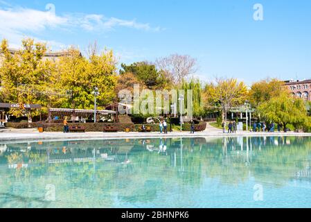 YEREVAN - 04 NOVEMBRE: Lago Swan nel parco cittadino di Yerevan il 04 novembre. 2017 in Armenia Foto Stock