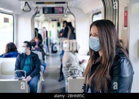 Hannover, Germania. 27 aprile 2020. Andjela indossa una guardia della bocca sul tram. Da lunedì, le maschere sono obbligatorie in bassa Sassonia per i trasporti pubblici e i negozi. Credit: OLE Spata/dpa/Alamy Live News Foto Stock