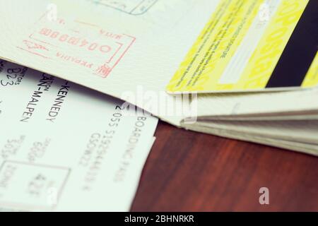 Passaporto e carta di credito e carta d'imbarco Foto Stock