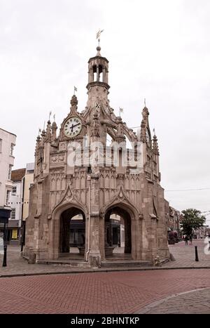 Chichester Cross, una croce del mercato risalente al 15 ° secolo nel centro di Chichester, Sussex occidentale, Inghilterra, Regno Unito. Foto Stock